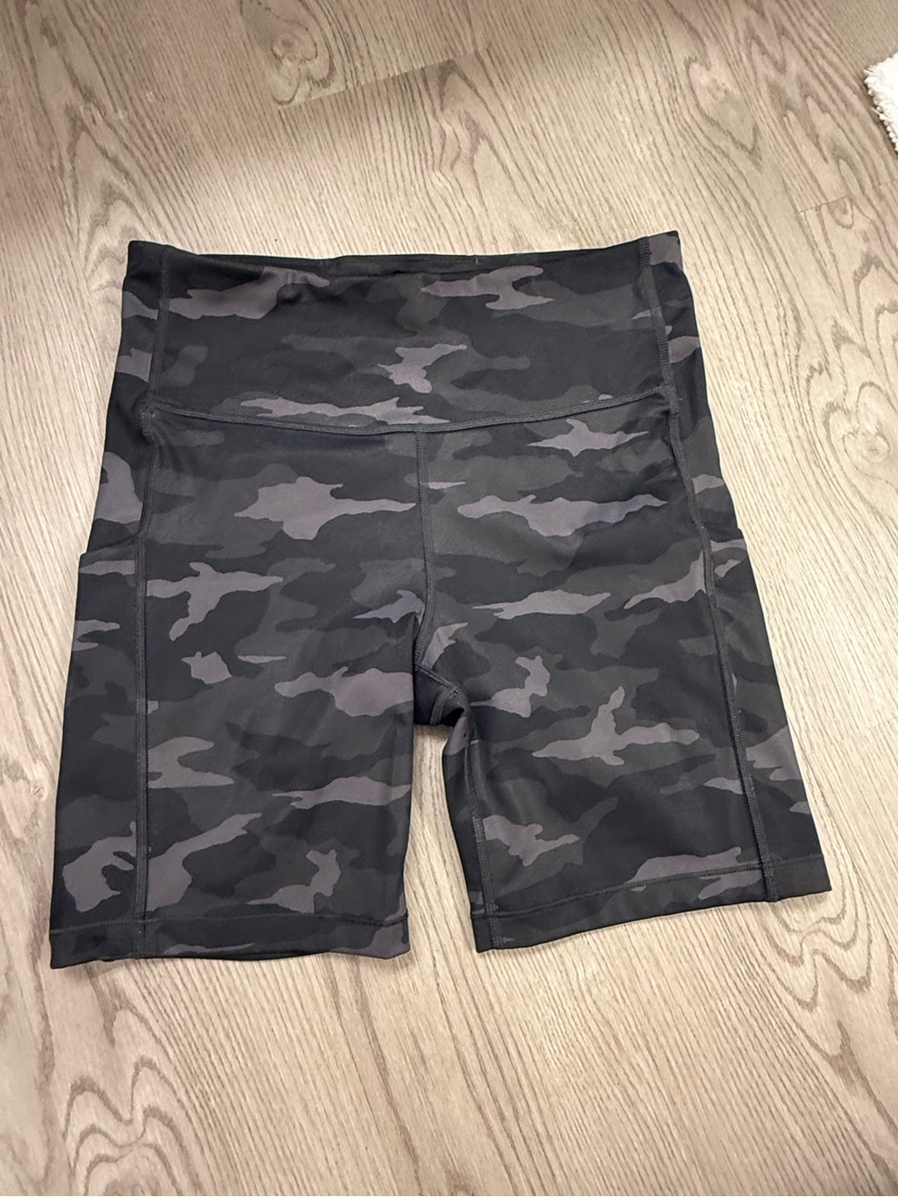 Athleta Black & Gray Camo High-Rise Bike Shorts w/ pockets Size M